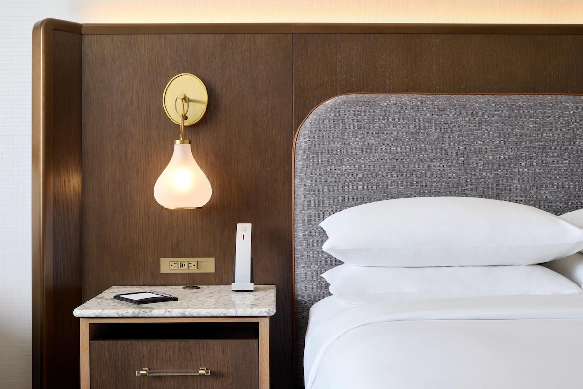 Premium bedding, down comforters, in-room safe, desk