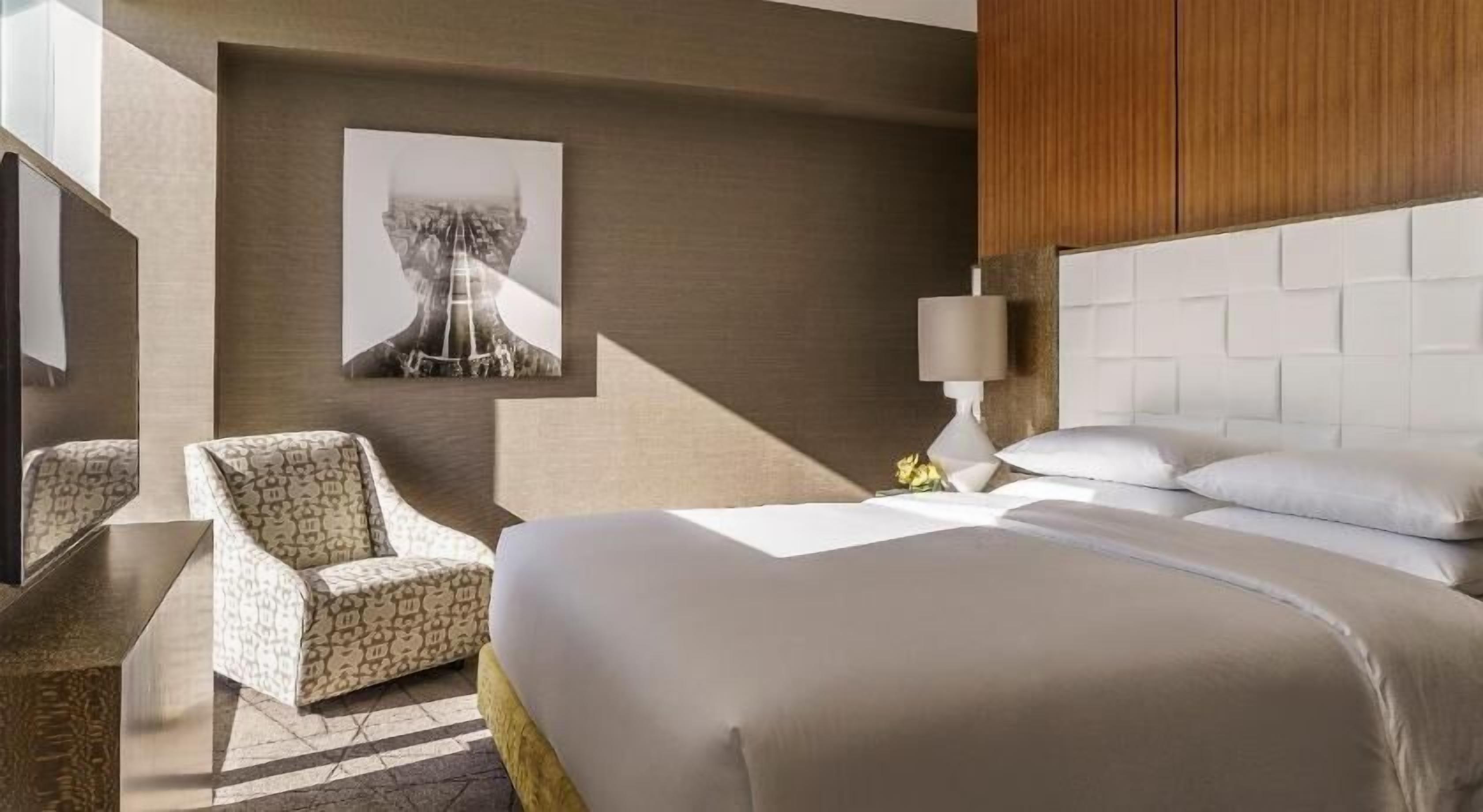 Luxe beddengoed, donzen dekbedden, een kluis op de kamer, een bureau