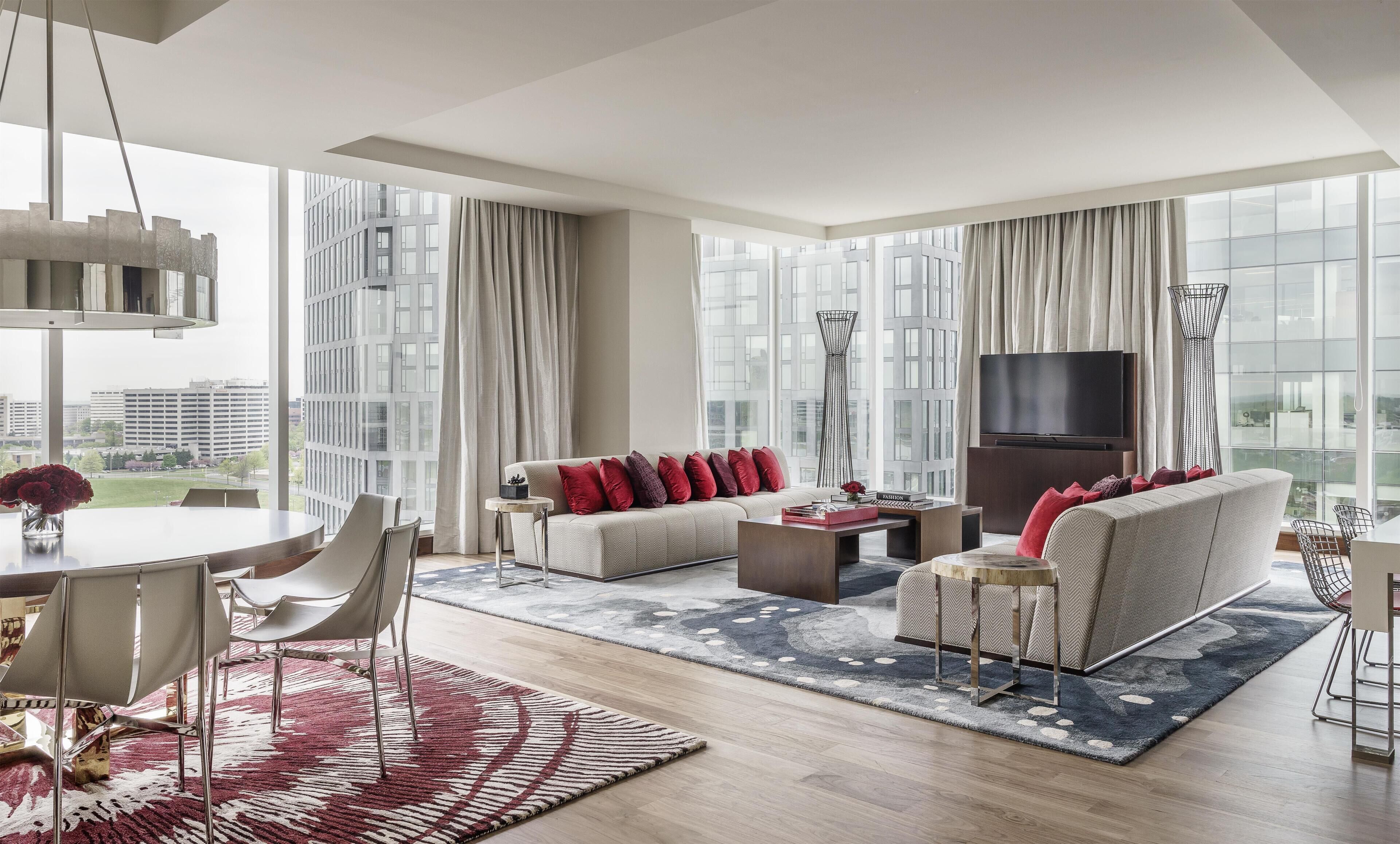 Sengetøy av topp kvalitet, dundyner, safe på rommet og skrivebord