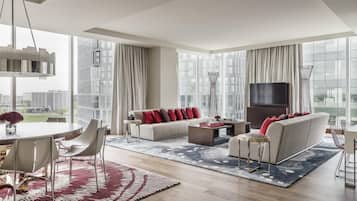 Sengetøy av topp kvalitet, dundyner, safe på rommet og skrivebord