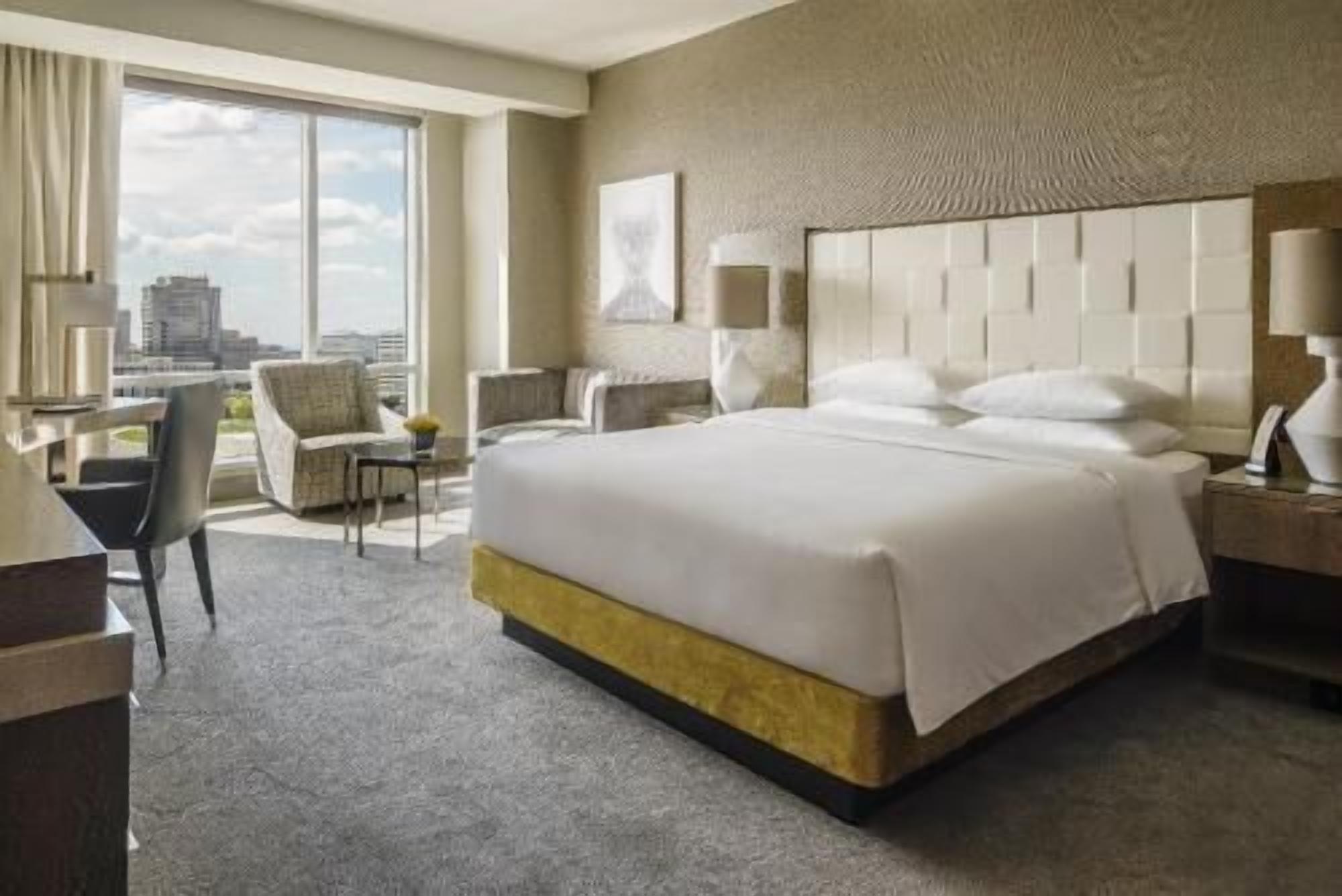 Luxe beddengoed, donzen dekbedden, een kluis op de kamer, een bureau