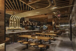 Se sirven desayunos y cocina americana (con mesas al aire libre) 