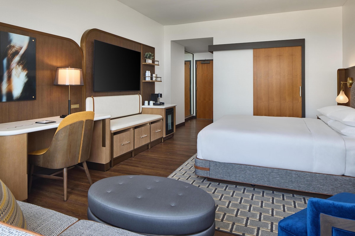Premium bedding, down comforters, in-room safe, desk