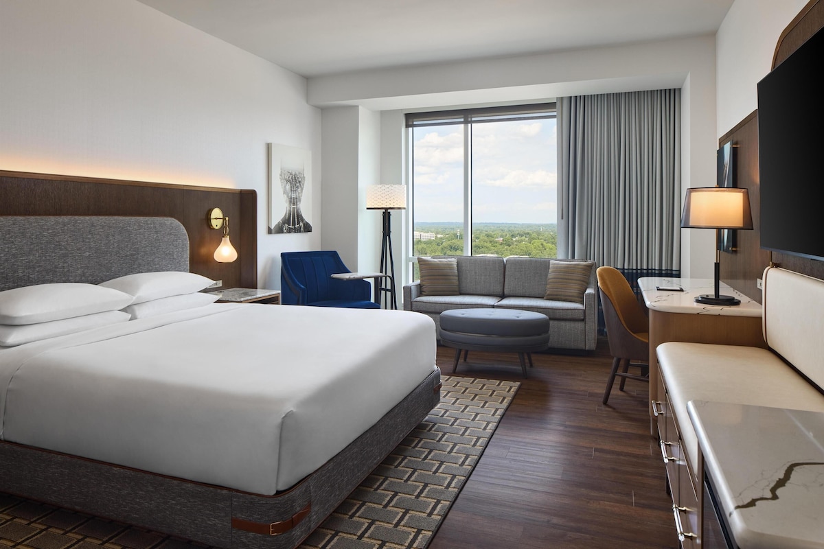 Premium bedding, down comforters, in-room safe, desk