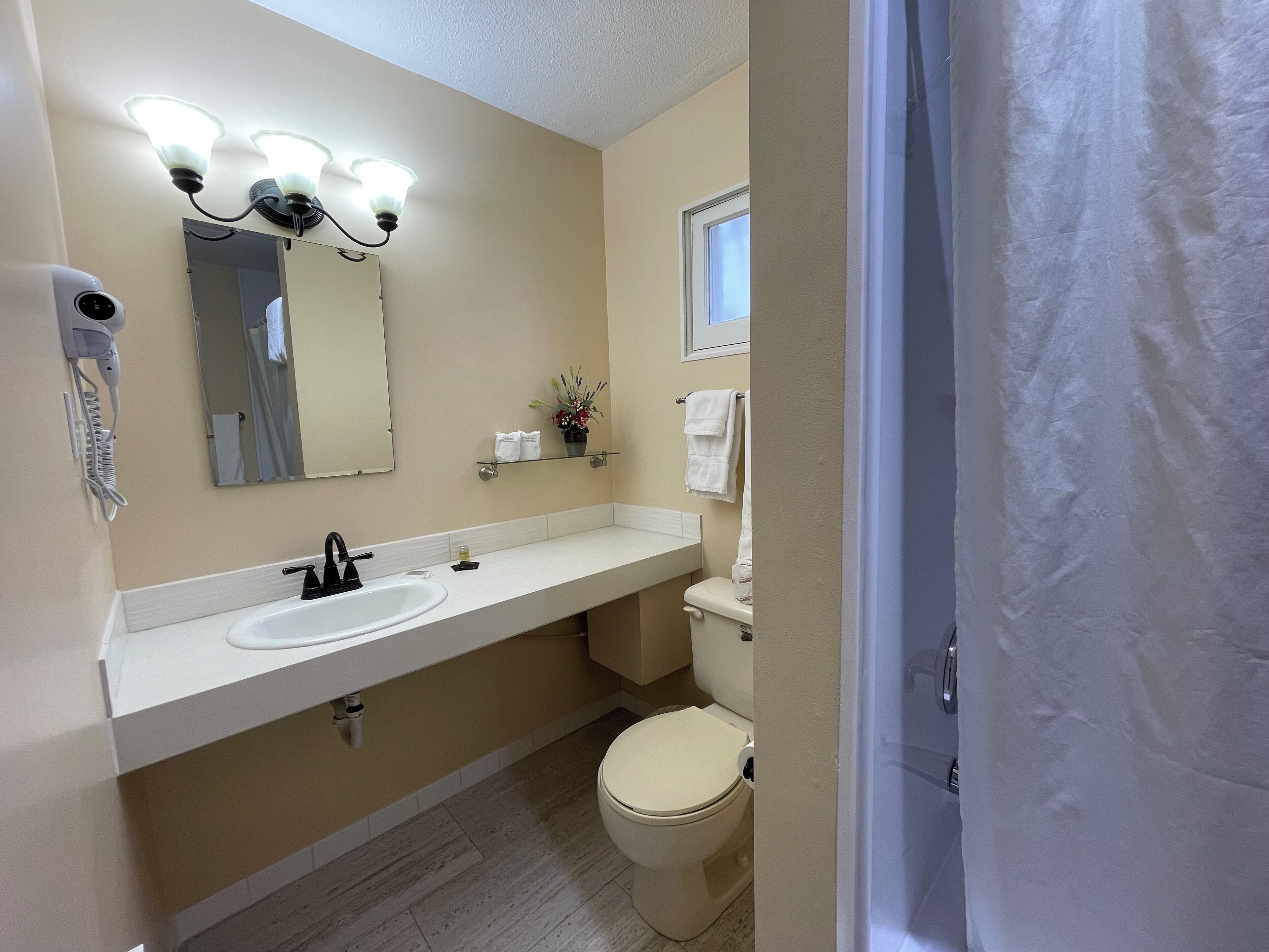 Douche, séchoir à cheveux, serviettes fournies