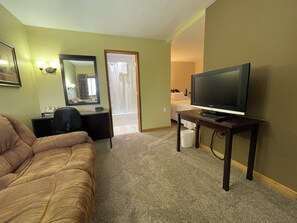 Room, 1 Queen Bed | Individually decorated, individually furnished, iron/ironing board - Walla Walla Garden Motel (Walla Walla)