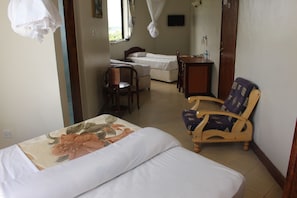 Individueel gedecoreerd, individueel gemeubileerd, een bureau