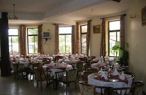 Serveert ontbijt, lunch, diner, internationale gerechten