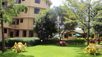 Yksilöllisesti sisustettu, yksilöllisesti kalustettu, työpöytä