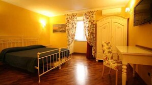 Double Room | In-room safe, soundproofing, cribs (free), rollaway beds (surcharge) - B&B Dimora Caracciolo (Naples)