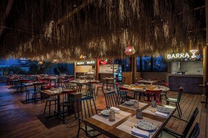 6 restaurantes; se sirve desayuno, almuerzo y cena; cocina internacional