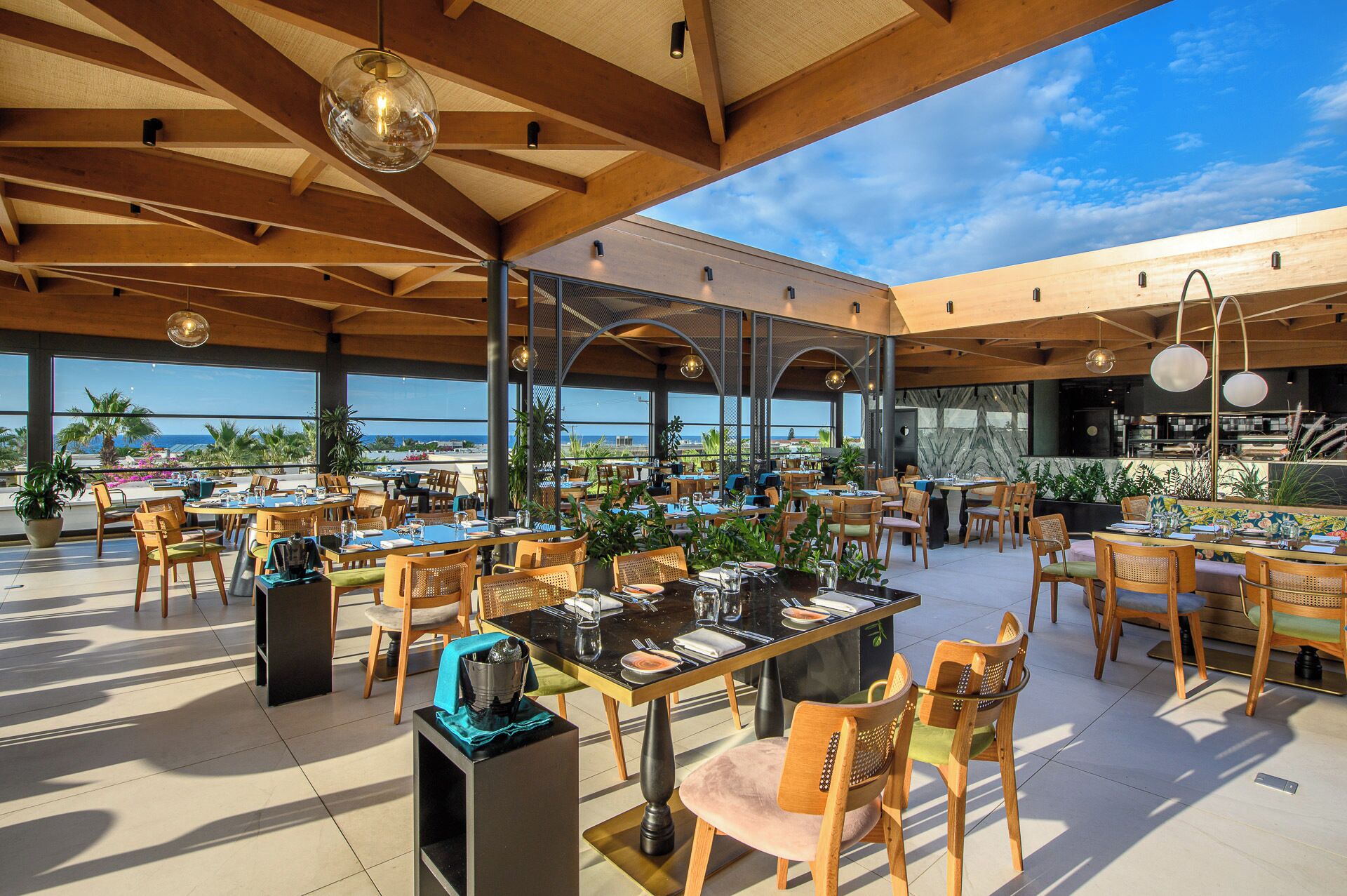 6 restaurants, breakfast, lunch, dinner served; international cuisine