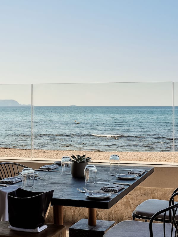 6 restaurants, breakfast, lunch, dinner served; international cuisine