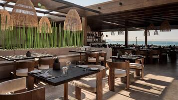 6 restauranter, frokost, lunsj og middag serveres, internasjonale retter