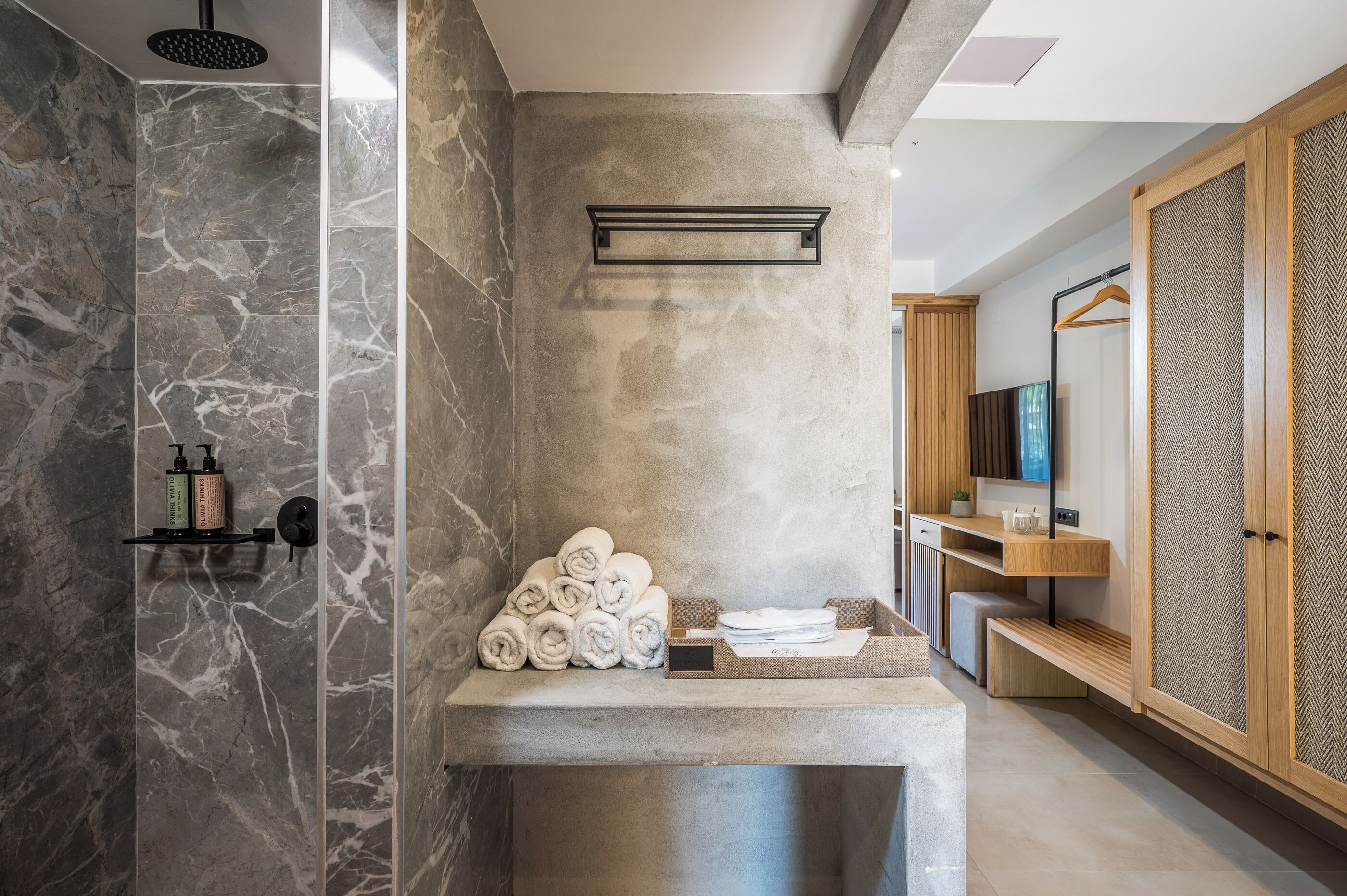 family room, 2 bedrooms, garden area | bathroom | bathtub, free toiletries, hair dryer, slippers