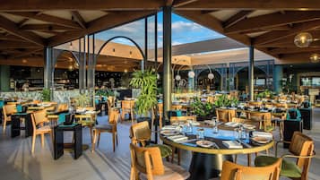 6 restaurants, breakfast, lunch, dinner served; international cuisine