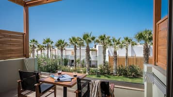 Room, Jetted Tub, Garden View | Terrace/patio