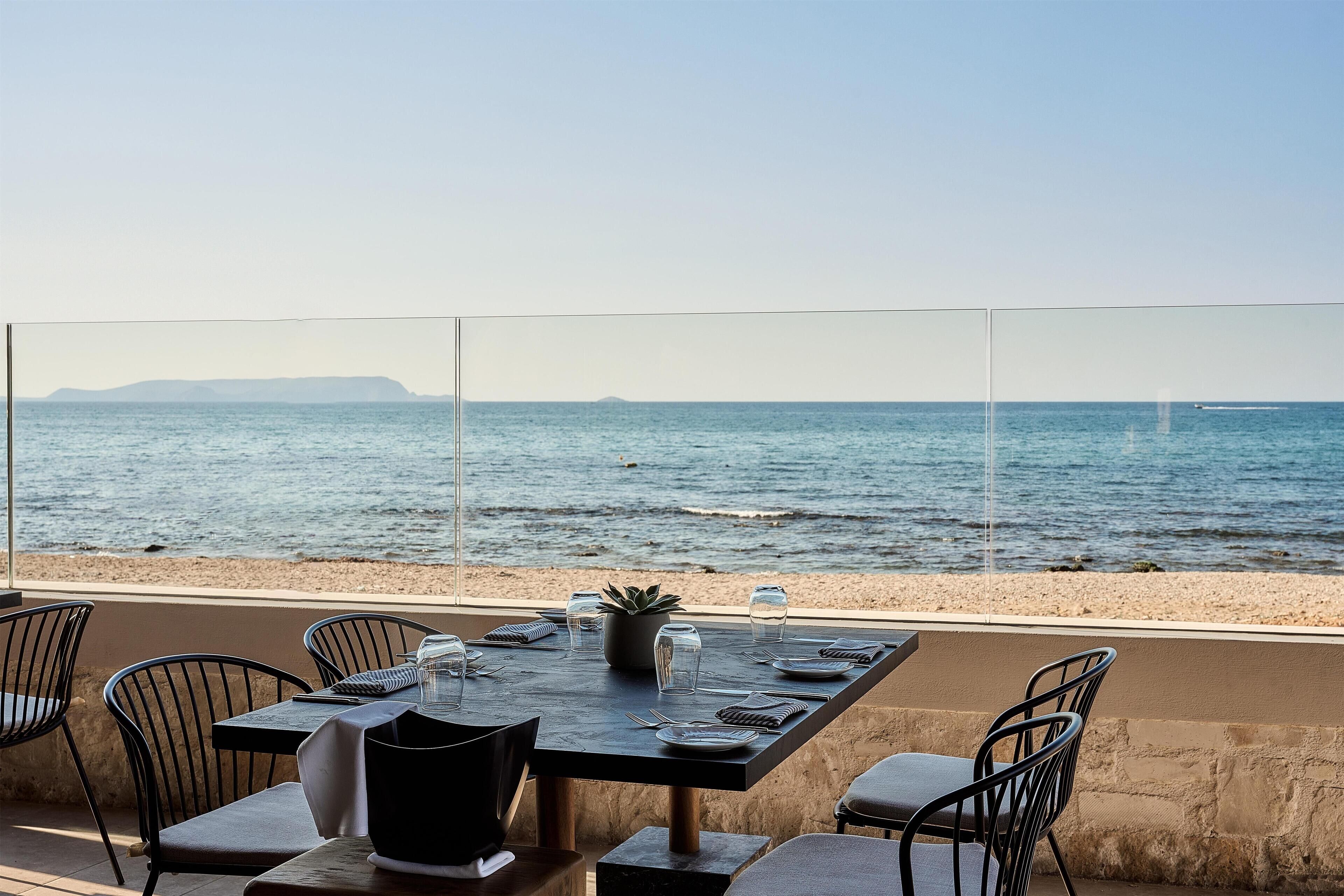 6 restaurants, breakfast, lunch, dinner served; international cuisine 