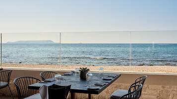 6 restaurants, breakfast, lunch, dinner served; international cuisine