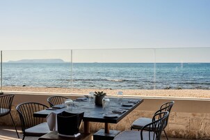 6 restaurantes; se sirve desayuno, almuerzo y cena; cocina internacional