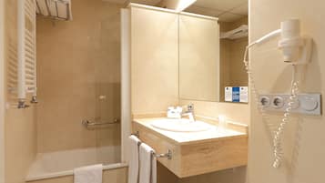 Double Room | Bathroom | Free toiletries, hair dryer, bidet, towels