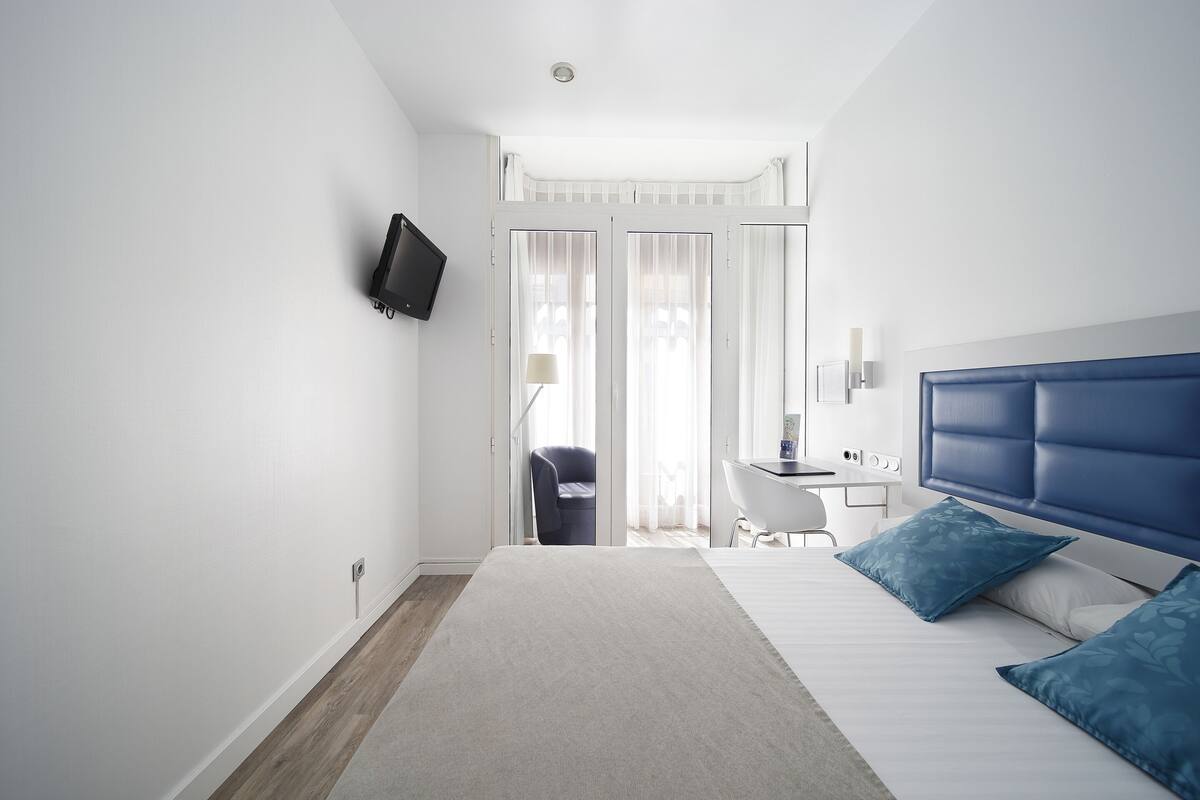 In-room safe, desk, blackout drapes, soundproofing