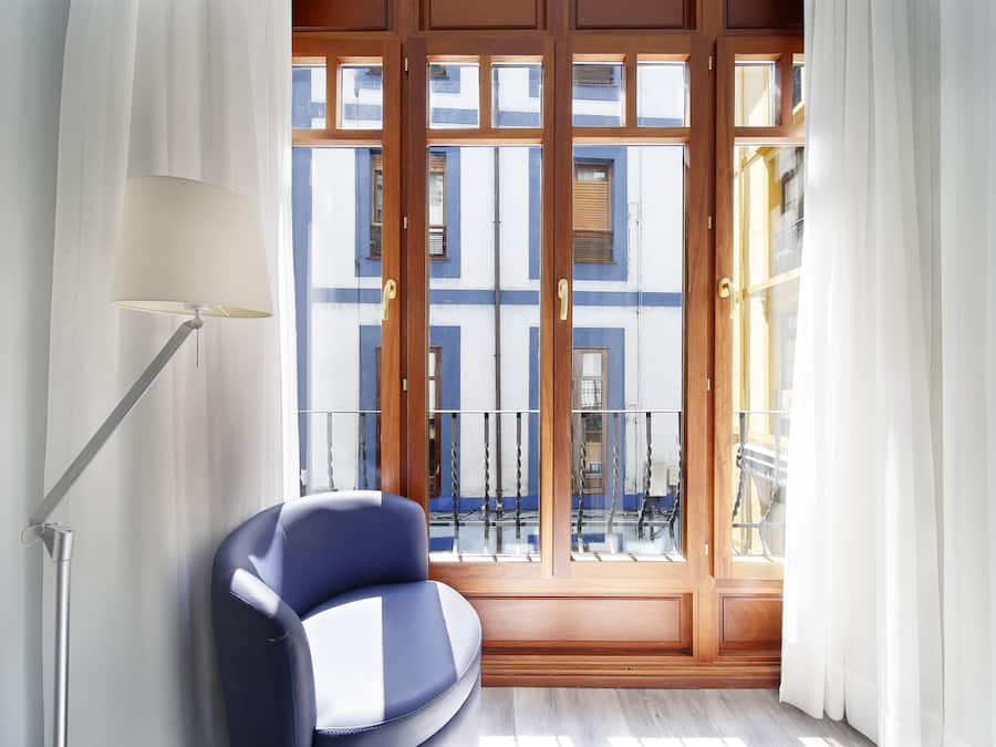 Quarto Casal | Cofres nos quartos, escrivaninha, cortinas blackout