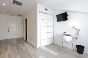 Quarto casal superior | Cofres nos quartos, escrivaninha, cortinas blackout