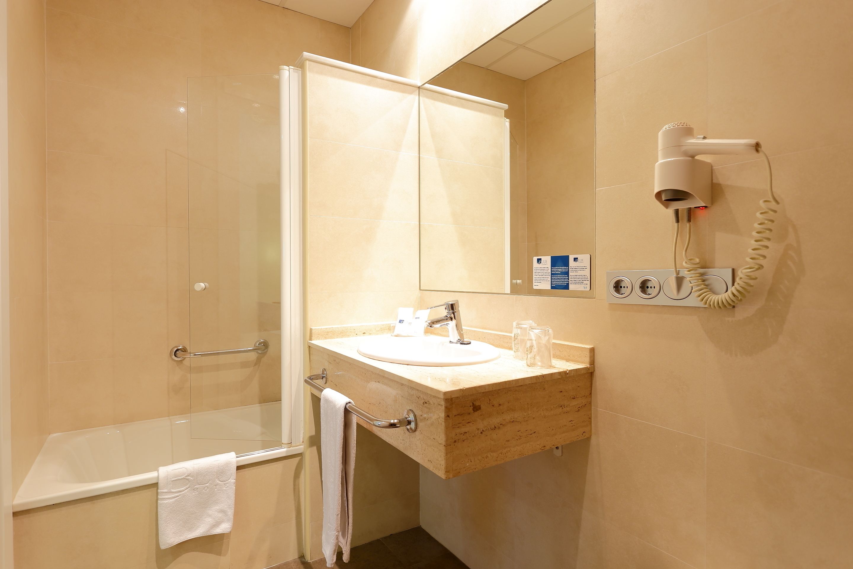 double room | bathroom | free toiletries, hair dryer, bidet, towels