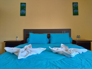 Superior Room | Peralatan tempat tidur premium, meja, langsir/tirai gelap terus 