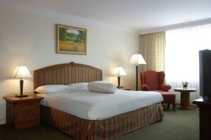 Rom – deluxe | Safe på rommet, skrivebord, blendingsgardiner og strykejern/-brett