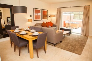 Apartment, 2 Schlafzimmer, Küche | Wohnbereich | LED-Fernseher