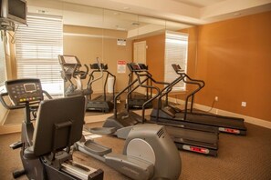 A fitness room with treadmills, elliptical machines, and a stationary bike. - Loyalty Vacation Homes Davenport (Davenport)