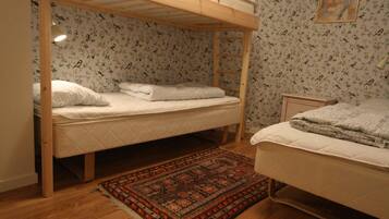 Triple Room, Shared Bathroom | Wi-fi percuma, cadar katil