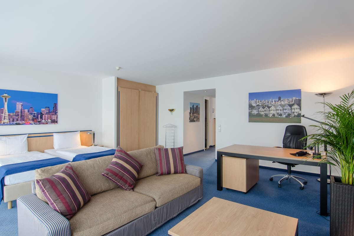 Appartement | Een kluis op de kamer, een bureau, een strijkplank/strijkijzer