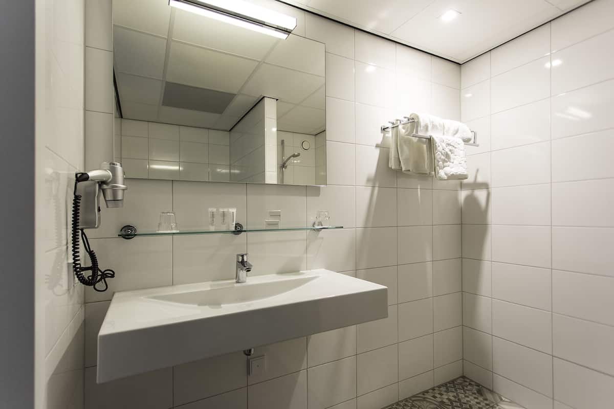 superior room | bathroom | shower, free toiletries, hair dryer, towels