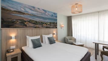 1 habitación, caja de seguridad en la habitación y escritorio