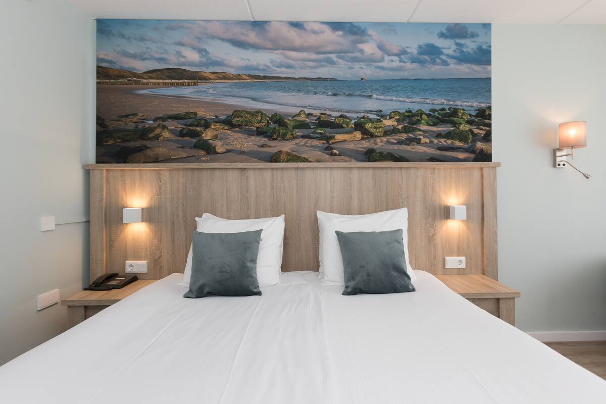 deluxe room | 1 bedroom, in-room safe, desk, soundproofing