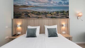 Deluxe Room | 1 bedroom, in-room safe, desk, soundproofing