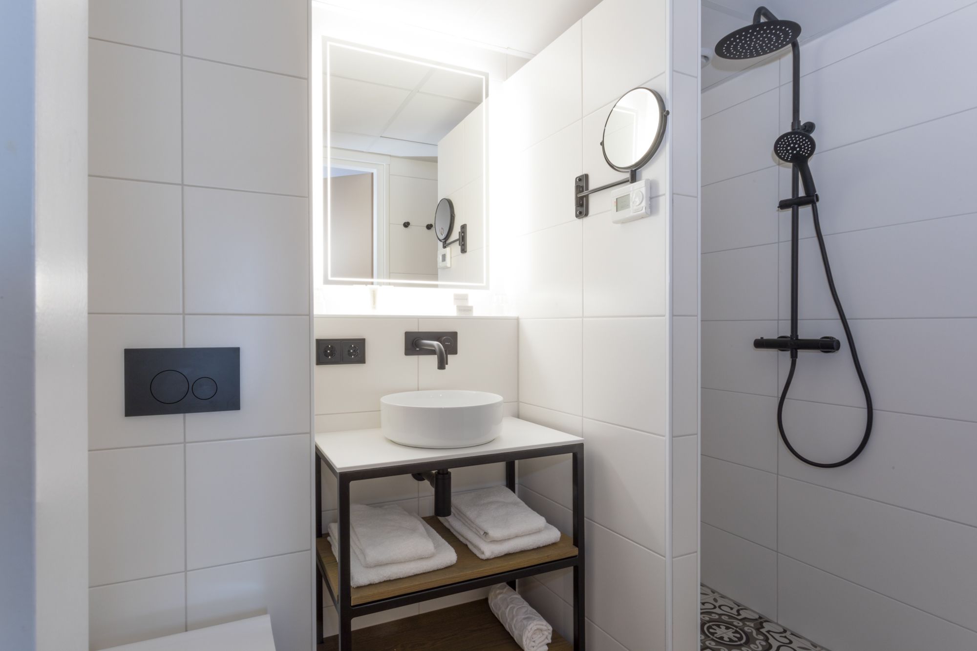 deluxe room | bathroom | shower, free toiletries, hair dryer, towels