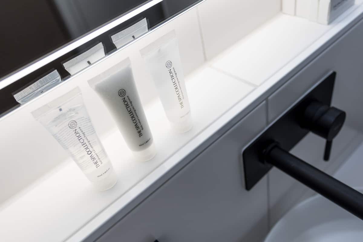 deluxe room | bathroom | shower, free toiletries, hair dryer, towels