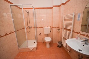 Shower, hair dryer, towels - Broadway Guesthouse (Budapest)