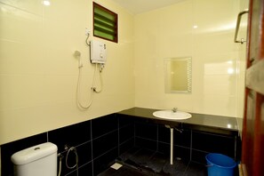 Villa familiar (with Balcony) | Baño | Regadera, secadora de cabello, toallas 