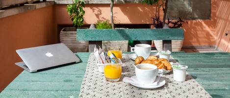 Habitación triple Confort, balcón, en esquina | Servicio a la habitación