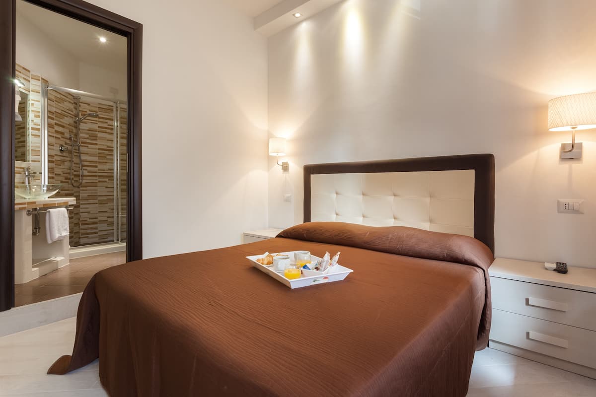 Classic Double Room, 1 Katil Raja (King), Non Smoking, Ensuite | Peti besi dalam bilik, meja, kalis bunyi, Wi-fi percuma