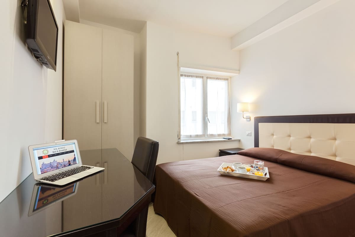 Economy Single Room, 1 Katil Bujang XL (Large Single) | Peti besi dalam bilik, meja, kalis bunyi, Wi-fi percuma