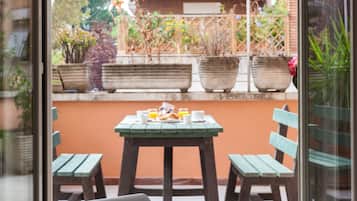 Comfort-Dreibettzimmer, Balkon, Eckzimmer | Terrasse/Patio