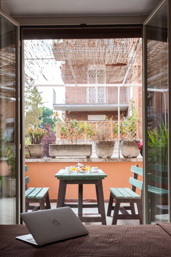 Chambre Triple Confort, balcon, en angle | Terrasse/Patio