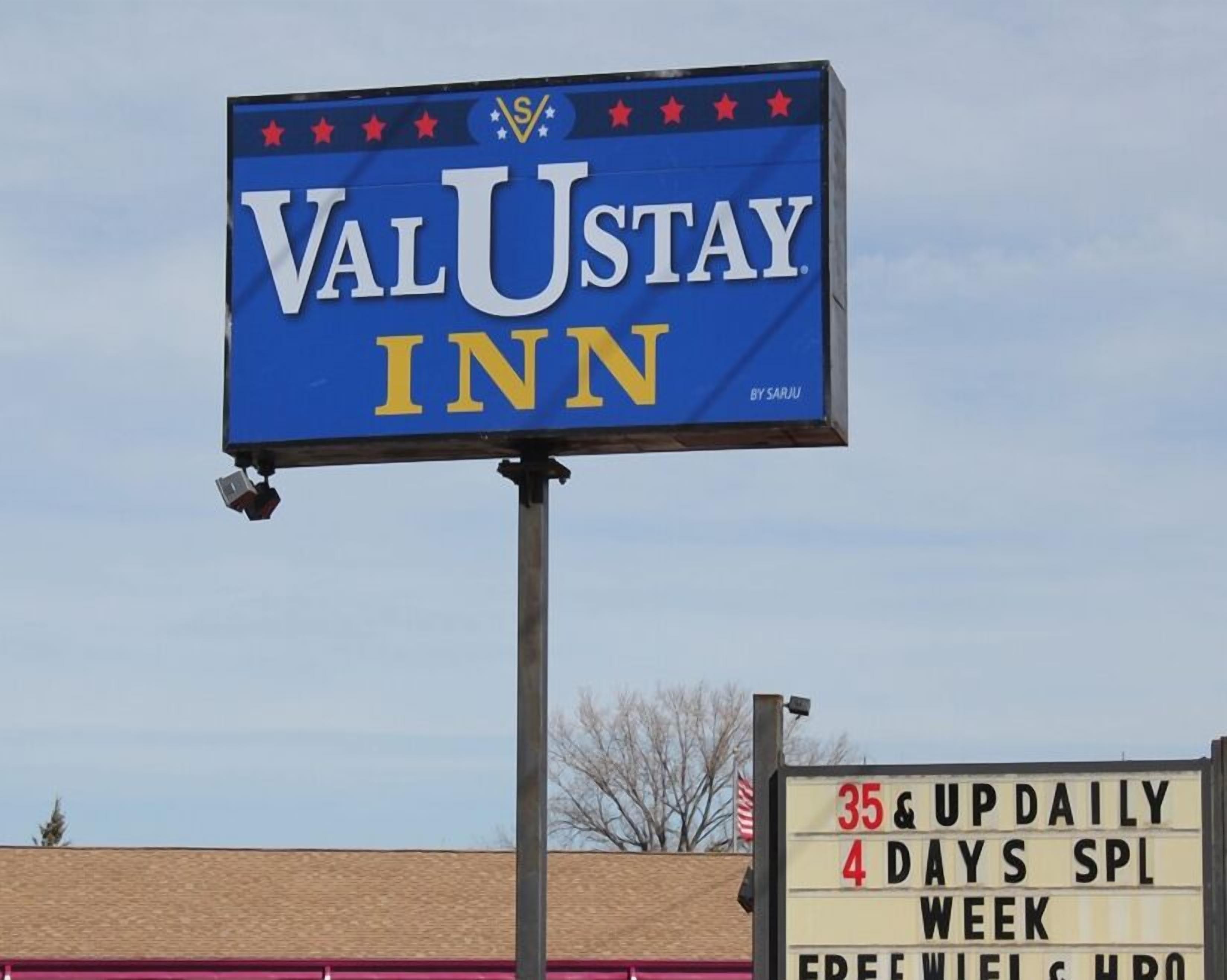ValUstay Inn bord met daaronder een kleiner bord waarop staat: dagprijs vanaf 35, 4 dagen per week, gratis WiFi en HRO.