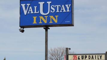 ValUstay Inn bord met daaronder een kleiner bord waarop staat: dagprijs vanaf 35, 4 dagen per week, gratis WiFi en HRO.